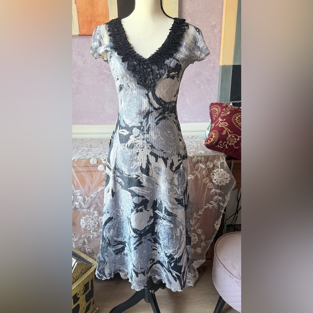 RARE! SZ S Komarov Silver And Black Floral Midi Dress with Cap Sleeves